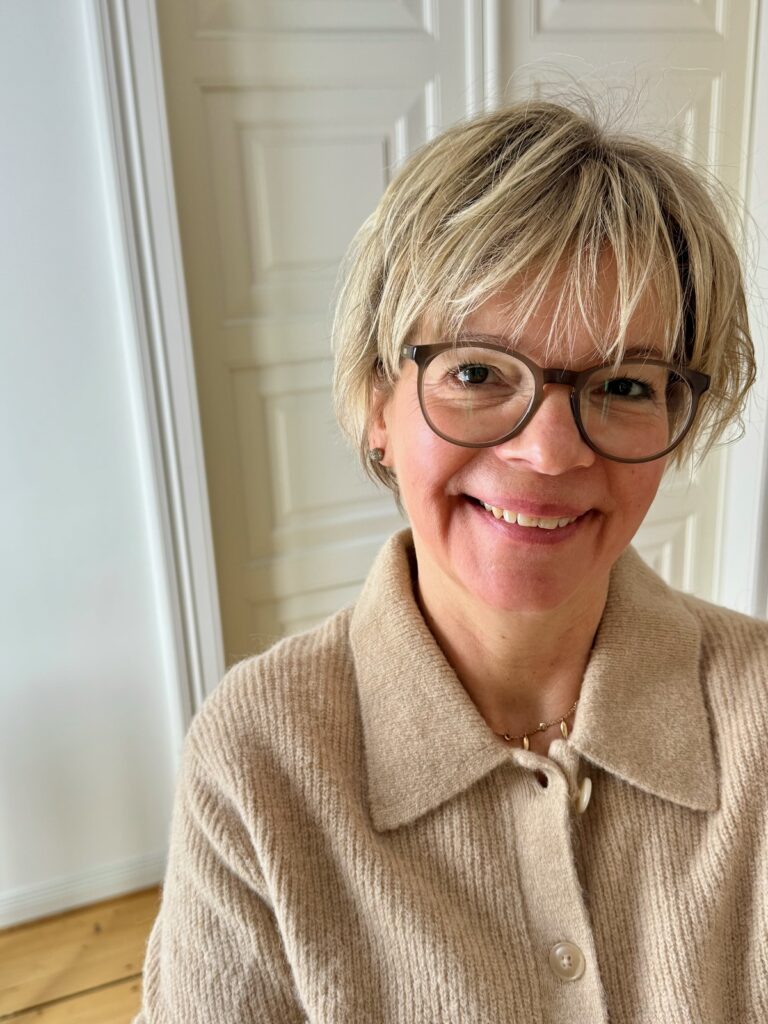 Outfitinspirationen 6. Woche 26-lifewithaglow-graue Anzughose-beige Strickjacke mit Kragen-Stiefeletten in Karamell