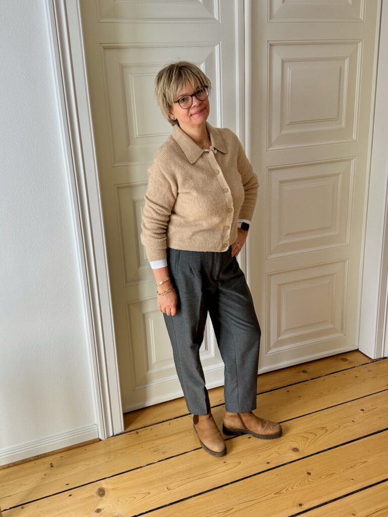 Outfitinspirationen 6. Woche 26-lifewithaglow-graue Anzughose-beige Strickjacke mit Kragen-Stiefeletten in Karamell