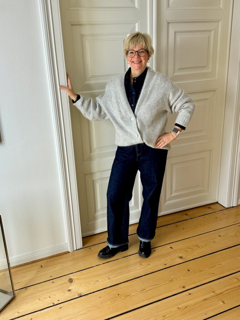 Outfitinspirationen 6. Woche 26-lifewithaglow-dunkelblaue weite Jeans-Cardigan oversized in hellgrau-dunkelblaue Bluse-schwarze Stiefeletten- Armbänder Pera Schmuckmanufaktur