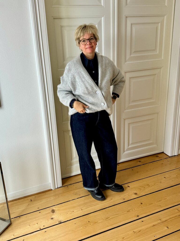 Outfitinspirationen 6. Woche 26-lifewithaglow-dunkelblaue weite Jeans-Cardigan oversized in hellgrau-dunkelblaue Bluse-schwarze Stiefeletten- Armbänder Pera Schmuckmanufaktur
