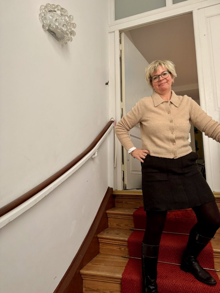 Outfitinspirationen 6. Woche 26-lifewithaglow-brauner Rock aus Koch-/Walkwolle-Cardigan mit Kragen in beige-Stiefel braun-Armbänder Pera Schmuckmanufaktur