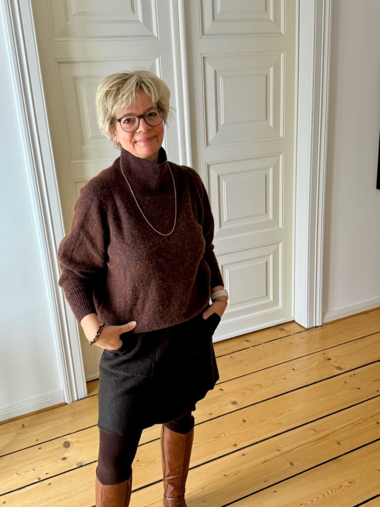 Outfitinspirationen 6. Woche 26-lifewithaglow-brauner Rock aus Koch-/Walkwolle-brauner Rollkragenpullover-Stiefel in Cognac-Armbänder Pera Schmuckmanufaktur
