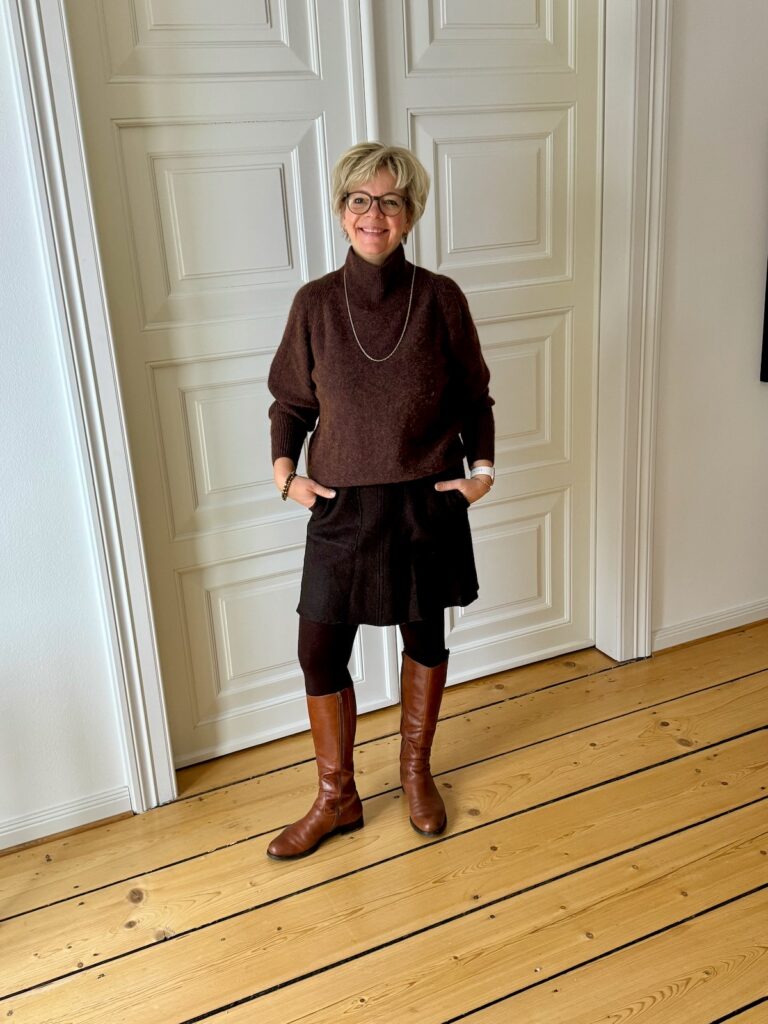 Outfitinspirationen 6. Woche 26-lifewithaglow-brauner Rock aus Koch-/Walkwolle-brauner Rollkragenpullover-Stiefel in Cognac-Armbänder Pera Schmuckmanufaktur-