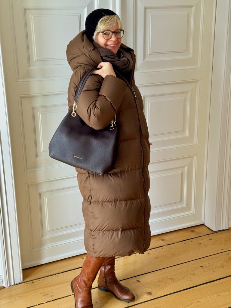 Outfitinspirationen 6. Woche 26-lifewithaglow-brauner Rock aus Koch-/Walkwolle-brauner Rollkragenpullover-Stiefel in Cognac-Armbänder Pera Schmuckmanufaktur-Puffermantel in Zimt