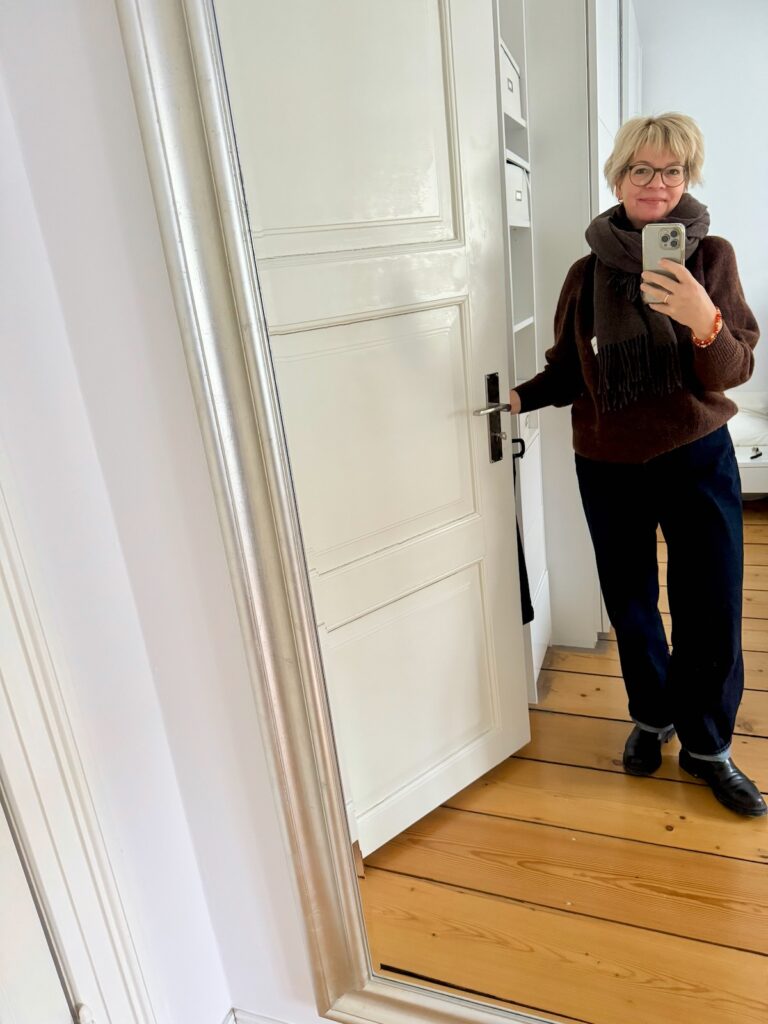 Outfitinspirationen 7. Woche 26-lifewithaglow-weite Jeans dunkelblau-Rollkragenpullover braun