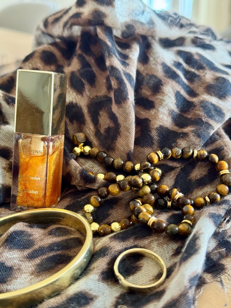 Outfitinspirationen 7. Woche 26-lifewithaglow-Strickkleid braun-neoschal-Armbänder Pera Schmuckmanufaktur-braune Stiefel