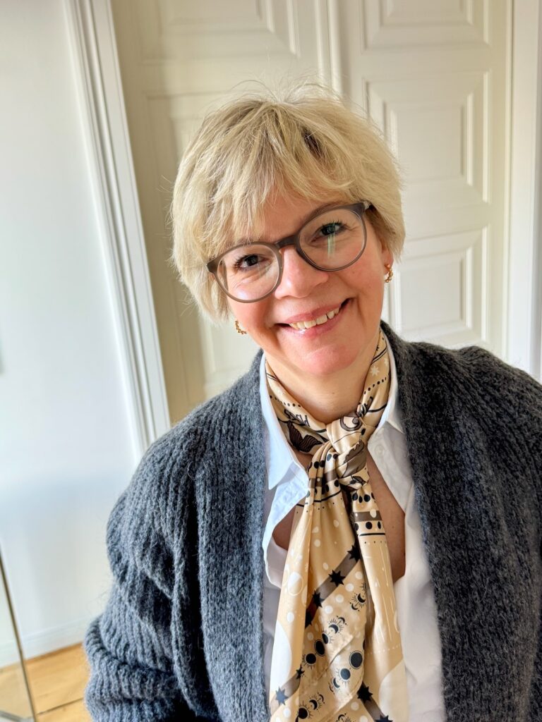 Outfitinspirationen 7. Woche 26-lifewithaglow-Rock in Camel-weiße Bluse-Grauer Rippstrickcardigan-graue Overkneestiefel suede