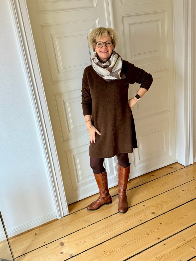 Outfitinspirationen 7. Woche 26-lifewithaglow-Strickkleid in braun-ecru taube Schal-Stiefel in cognac