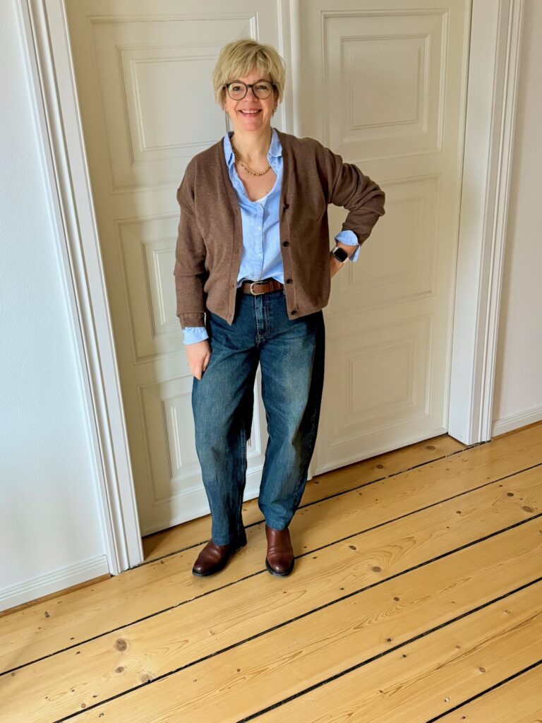 Outfitinspirationen 7. Woche 26-lifewithaglow-Barrel Jeans-hellblaue Bluse-Strickjacke in Taupe-Schmuck Pera Schmuckmanufaktur