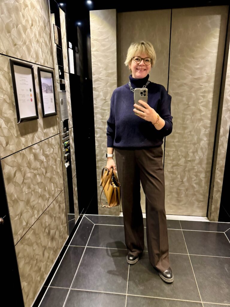 Outfitinspirationen 7. Woche 26-lifewithaglow-braune weite Hose-dunkelblauer Rollie-schwarzer Puffermantel-schwarze chunky boots