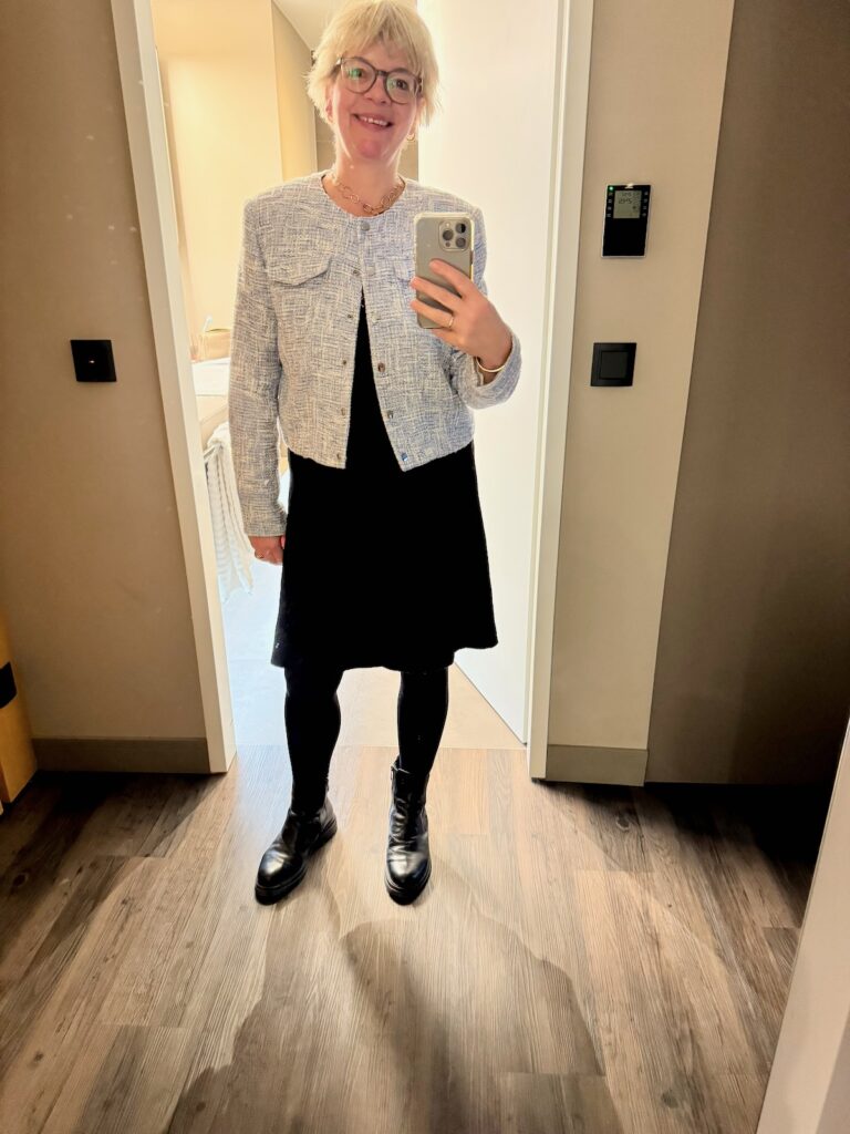 Outfitinspirationen 8/26-kalt-wechselhaft-cozy-lifewithaglow-schwarzes Etuikleid aus Walkwolle-Boucléjacke