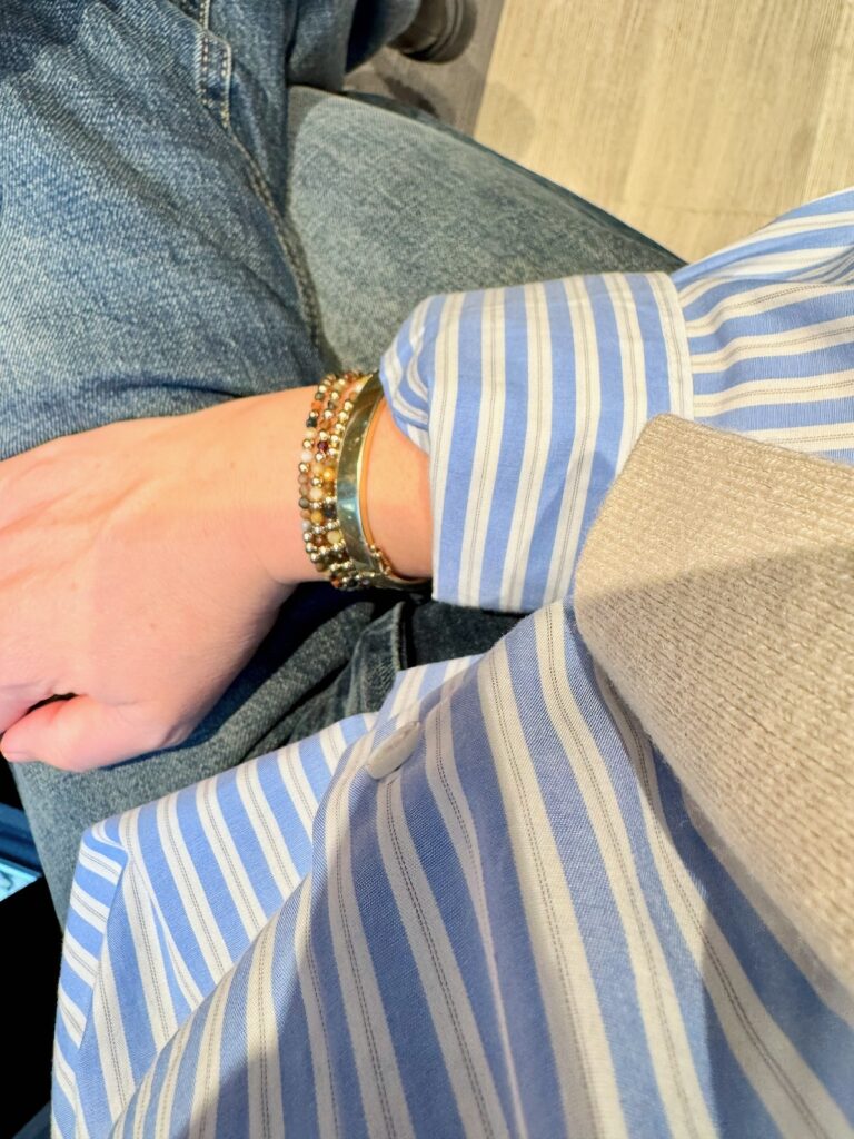 Outfitinspirationen 8/26-kalt-wechselhaft-cozy-lifewithaglow-barrel Jeans-Bluse blau weiß gestreift-Pulli Natur mit V-Ausschnitt-Armbänder Pera Schmuckmanufaktur