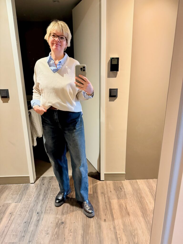 Outfitinspirationen 8/26-kalt-wechselhaft-cozy-lifewithaglow-barrel Jeans-Bluse blau weiß gestreift-Pulli Natur mit V-Ausschnitt-Armbänder Pera Schmuckmanufaktur