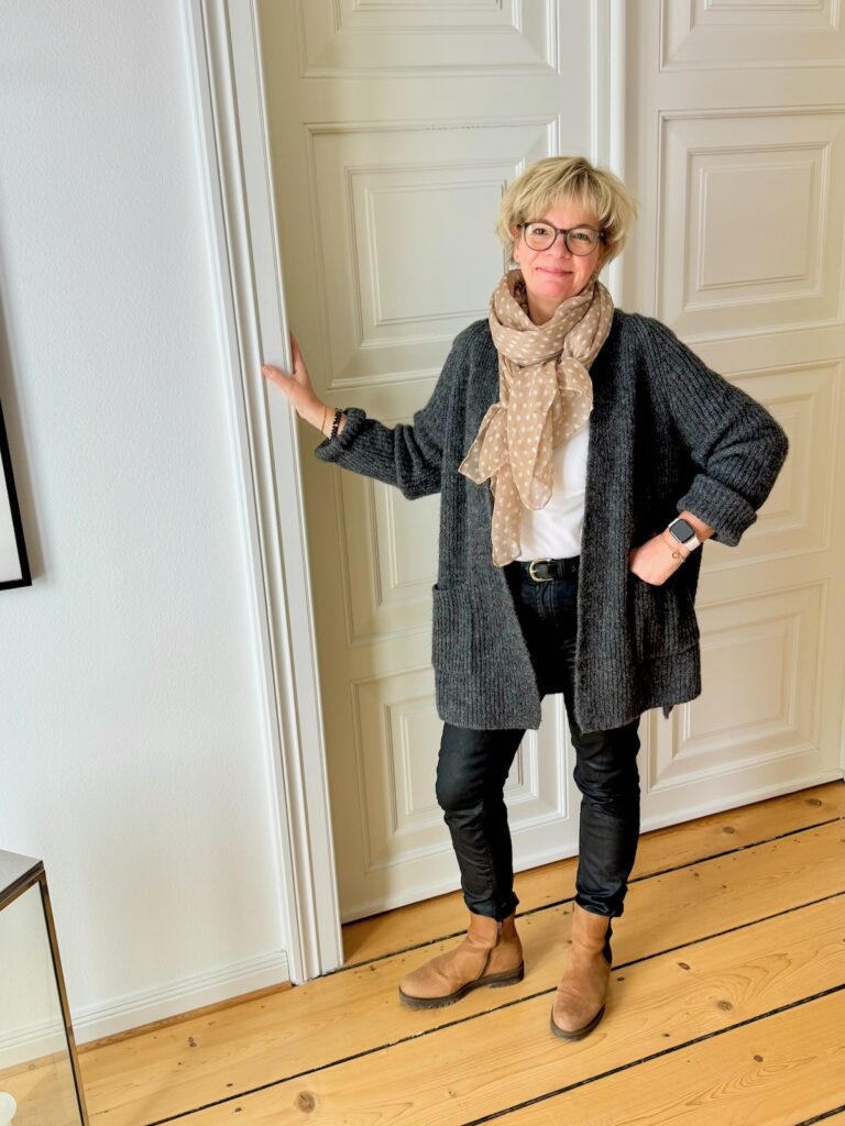 Outfitinspirationen 8/26-kalt-wechselhaft-cozy-lifewithaglow-Hose coated-Longsleeve in Rippoptik-Cardigan Rippstrick-Stiefelette caramell