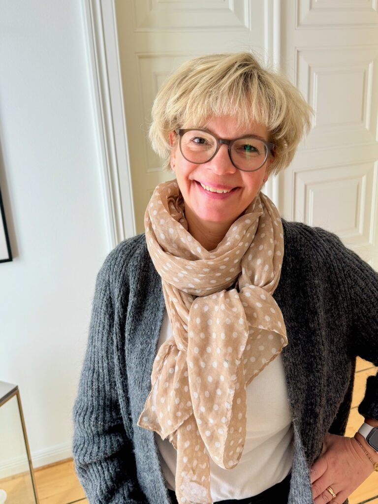 Outfitinspirationen 8/26-kalt-wechselhaft-cozy-lifewithaglow-Hose coated-Longsleeve in Rippoptik-Cardigan Rippstrick-Stiefelette caramell