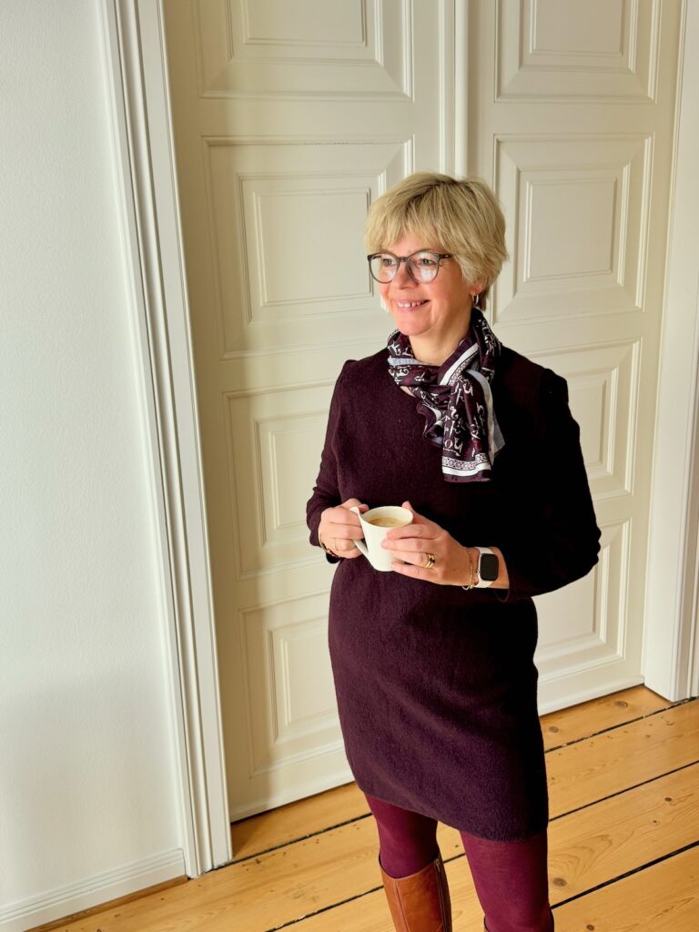 Outfitinspirationen 8/26-kalt-wechselhaft-cozy-lifewithaglow-Strickkleid aus Walkwolle in Bordeaux-Stiefel in Cognac