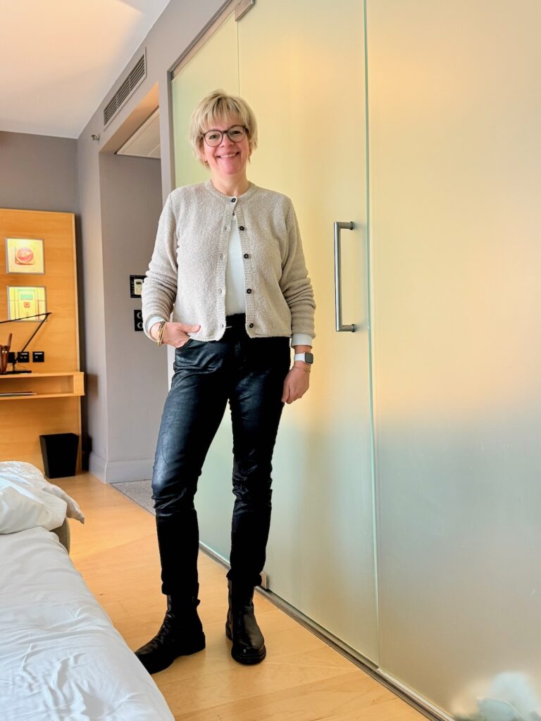 Outfitinspirationen 8/26-kalt-wechselhaft-cozy-lifewithaglow-Hose coated schwarz-Boucléstrickjacke in Beige-