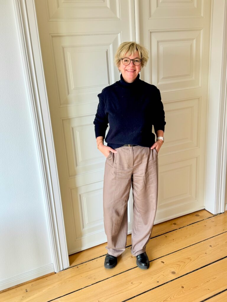 Outfitinspirationen 8/26-kalt-wechselhaft-cozy-lifewithaglow-weite Hose in taupe- dunkelblauer Rolli-Stiefelette chunky Sohle