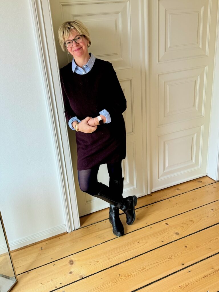 Outfitinspirationen 9/26-Mehrere Jahreszeiten-lifewithaglow-Kleid aus Walkwolle in Bordeaux-blau-weiß gestreifte Bluse-Stiefel