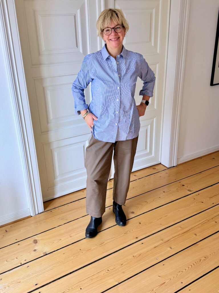 Outfitinspirationen 9/26-Mehrere Jahreszeiten-lifewithaglow-weite Hose Khaki- Cardigan beige-gestreifte Bluse-Stiefel