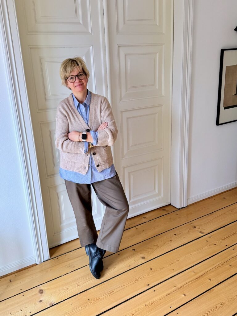 Outfitinspirationen 9/26-Mehrere Jahreszeiten-lifewithaglow-weite Hose Khaki- Cardigan beige-gestreifte Bluse-Stiefel