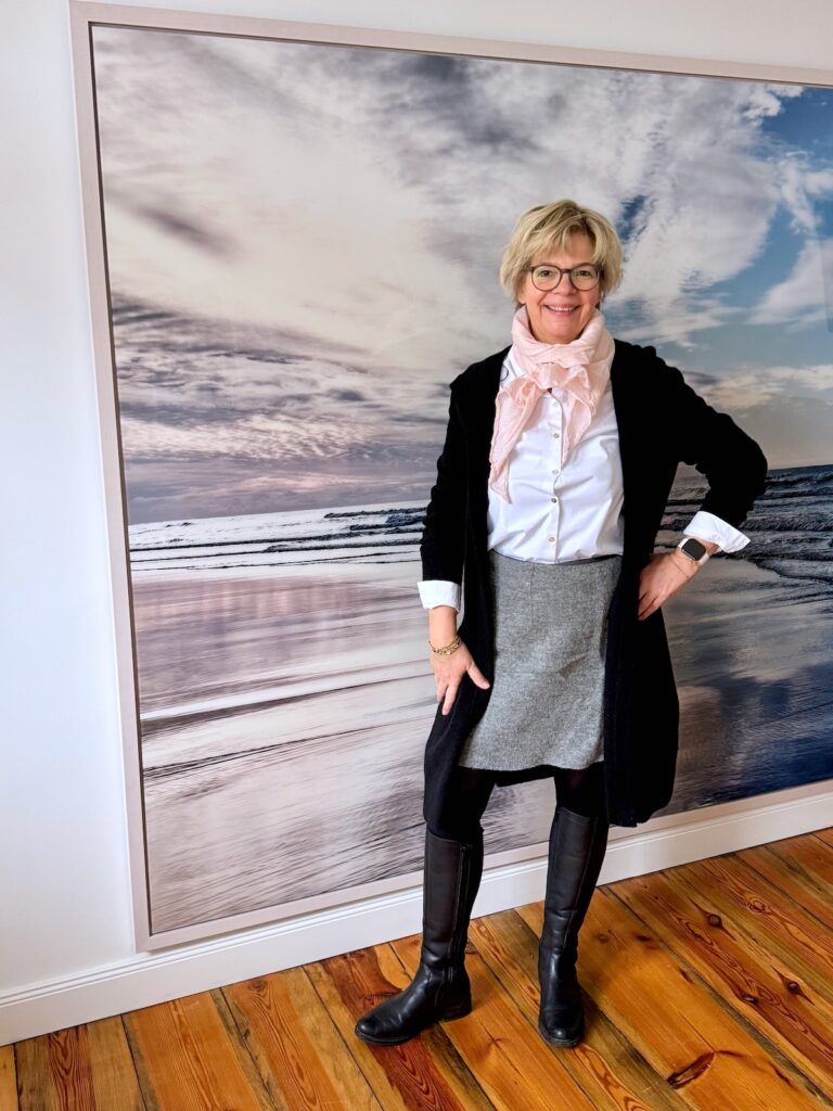 Outfitinspirationen 9/26-Mehrere Jahreszeiten-lifewithaglow-grauer Rock aus Walkwolle-weiße Bluse-schwarzer Longcardigan Kapuze-rosa Tuch-Stiefel in schwarz-Armbänder Pera Schmuckmanufaktur