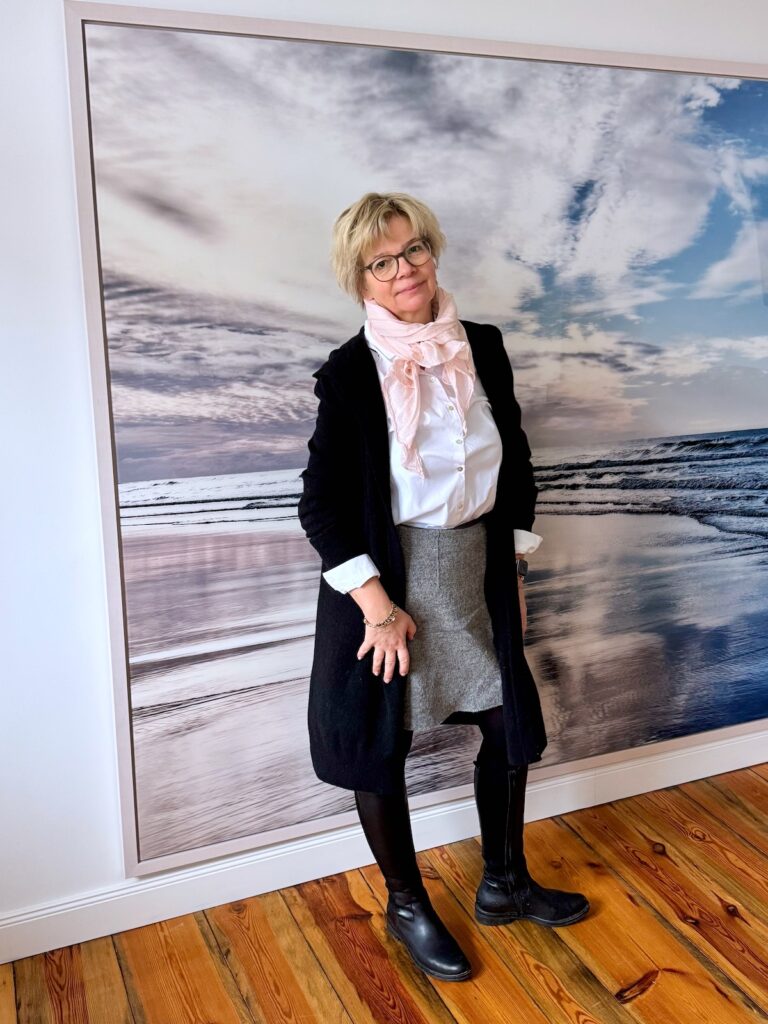 Outfitinspirationen 9/26-Mehrere Jahreszeiten-lifewithaglow-grauer Rock aus Walkwolle-weiße Bluse-schwarzer Longcardigan Kapuze-rosa Tuch-Stiefel in schwarz-Armbänder Pera Schmuckmanufaktur