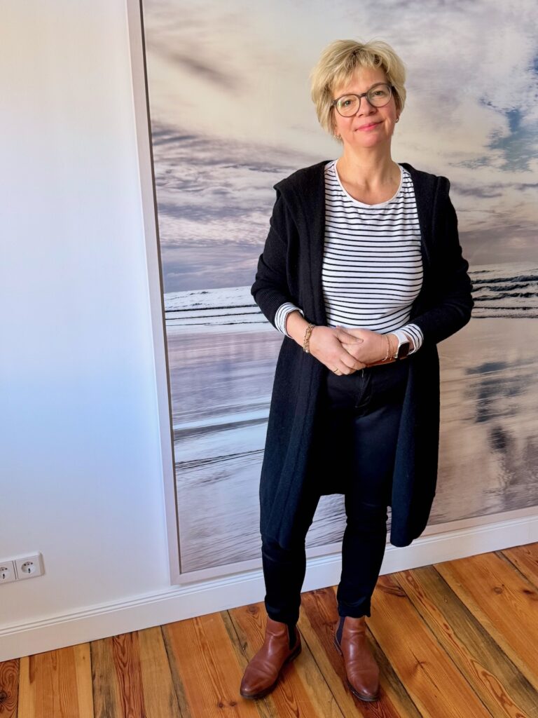 Outfitinspirationen 9/26-Mehrere Jahreszeiten-lifewithaglow-schwarze Skinnyjeans-Longsleeve mit Streifen-schwarzer Longcardigan