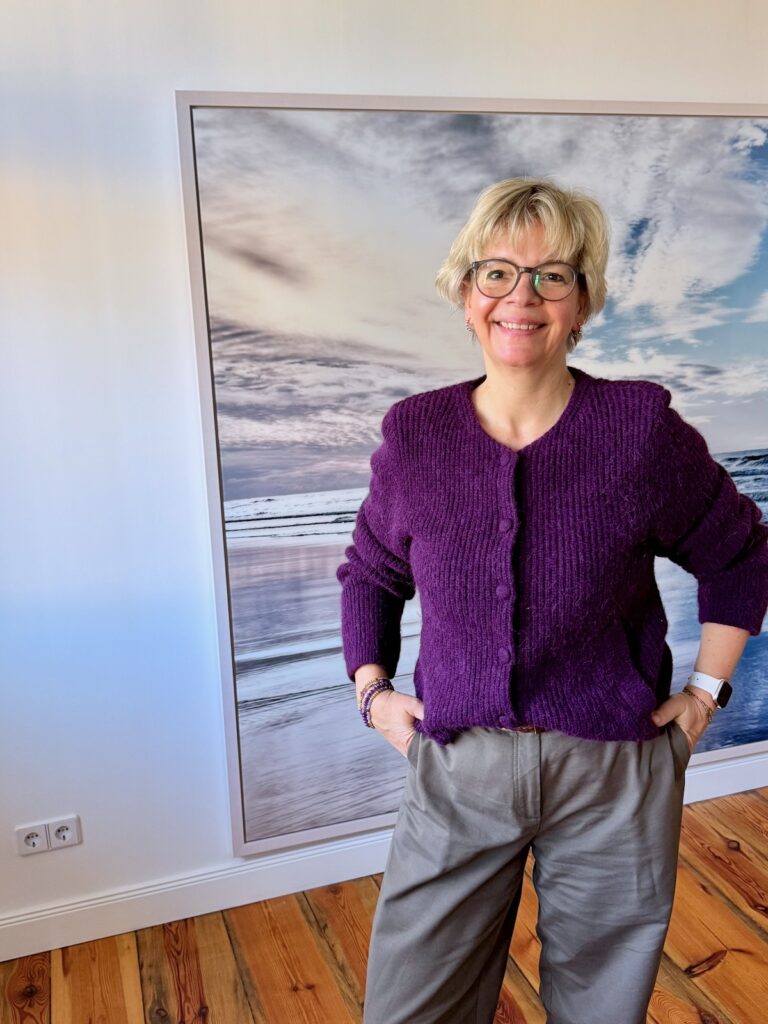 Outfitinspirationen 9/26-mehrere Jahreszeiten-lifewithaglow-weite Hose Khaki-Cardigan in lila-Stiefel schwarz