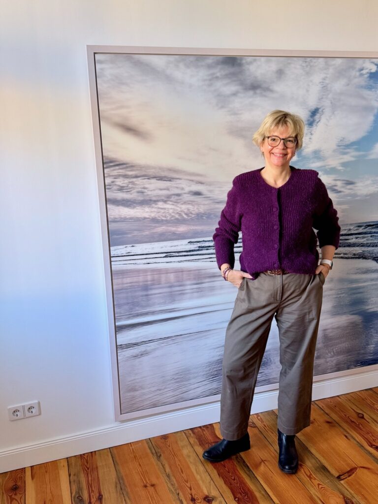 Outfitinspirationen 9/26-mehrere Jahreszeiten-lifewithaglow-weite Hose Khaki-Cardigan in lila-Stiefel schwarz