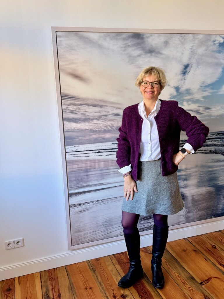 Outfitinspirationen 9/26-mehrere Jahreszeiten-lifewithaglow-Rock aus Walkwolle grau-weiße Bluse-lila Cardigan-schwarze Stiefel