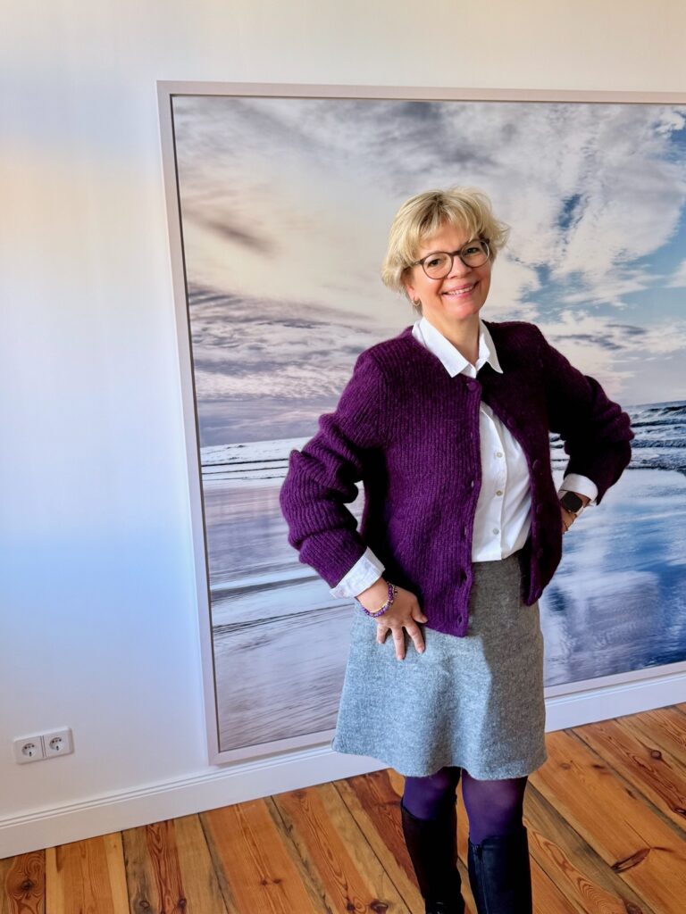 Outfitinspirationen 9/26-mehrere Jahreszeiten-lifewithaglow-Rock aus Walkwolle grau-weiße Bluse-lila Cardigan-schwarze Stiefel