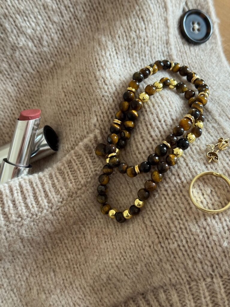 Outfitinspirationen 9/26-Mehrere Jahreszeiten-lifewithaglow-weite Hose Khaki-karierte Bluse-Strickjacke beige-Armbänder Pera Schmuckmanufaktur