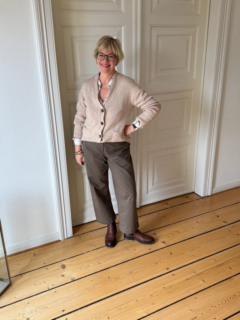Outfitinspirationen 9/26-Mehrere Jahreszeiten-lifewithaglow-weite Hose Khaki-karierte Bluse-Strickjacke beige-Armbänder Pera Schmuckmanufaktur