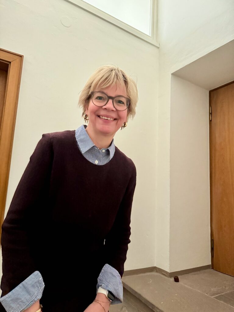 Trendfarbe Bordeaux mit Blau- das Strickkleid anders-lifewithaglow