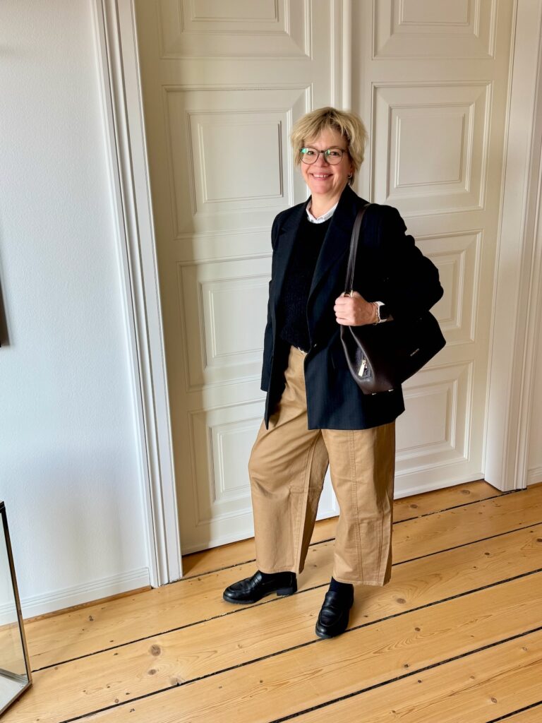 Barrel Hose mit Bluse und Pullunder-Outfit der Woche-lifewithaglow