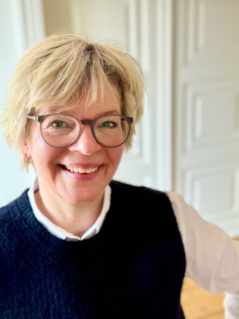 Barrel Hose mit Bluse und Pullunder-Outfit der Woche-lifewithaglow