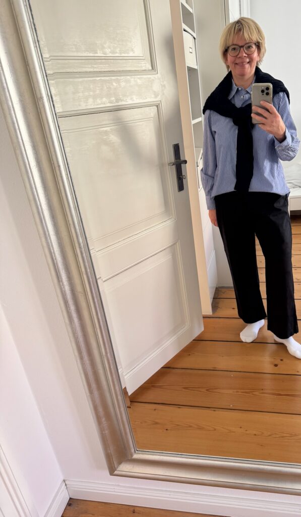 Outfitinspirationen 11/26-Übergang-lifewithaglow-dunkelblaue Culotte-gestreifte Bluse-Pulli mit Zopfmuster Outfitinspirationen 11/26-Übergang-lifewithaglow-dunkelblaue Culotte-gestreifte Bluse-Pulli mit Zopfmuster