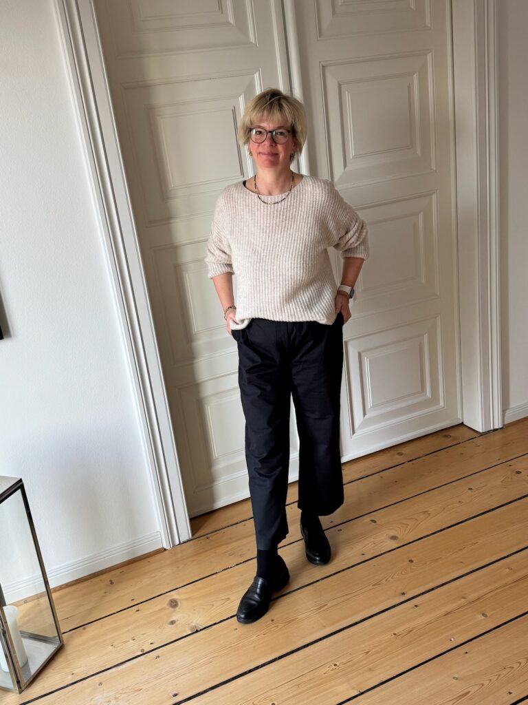 Outfitinspirationen 11/26-Übergang-lifewithaglow-Culotte in dunkelblau-leichter Strukturpulli in ecru-Blazer Nadelstreifen-Kette und Armbänder Pera Schmuckmanufaktur Outfitinspirationen 11/26-Übergang-lifewithaglow-Culotte in dunkelblau-leichter Strukturpulli in ecru-Blazer Nadelstreifen-Kette und Armbänder Pera Schmuckmanufaktur