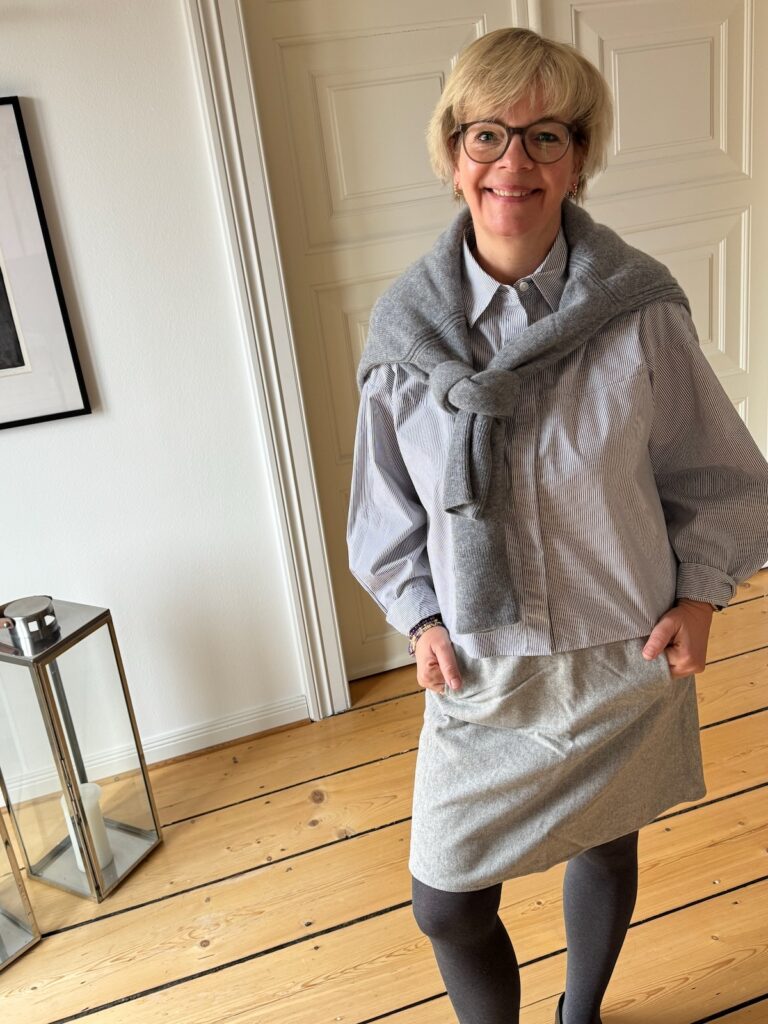 Outfitinspirationen 11/26-Übergang-lifewithaglow-Rock in hellgrau Wollstoff-Bluse grau weiß gestreift-Cashmere Pulli in Grau Outfitinspirationen 11/26-Übergang-lifewithaglow-Rock in hellgrau Wollstoff-Bluse grau weiß gestreift-Cashmere Pulli in Grau