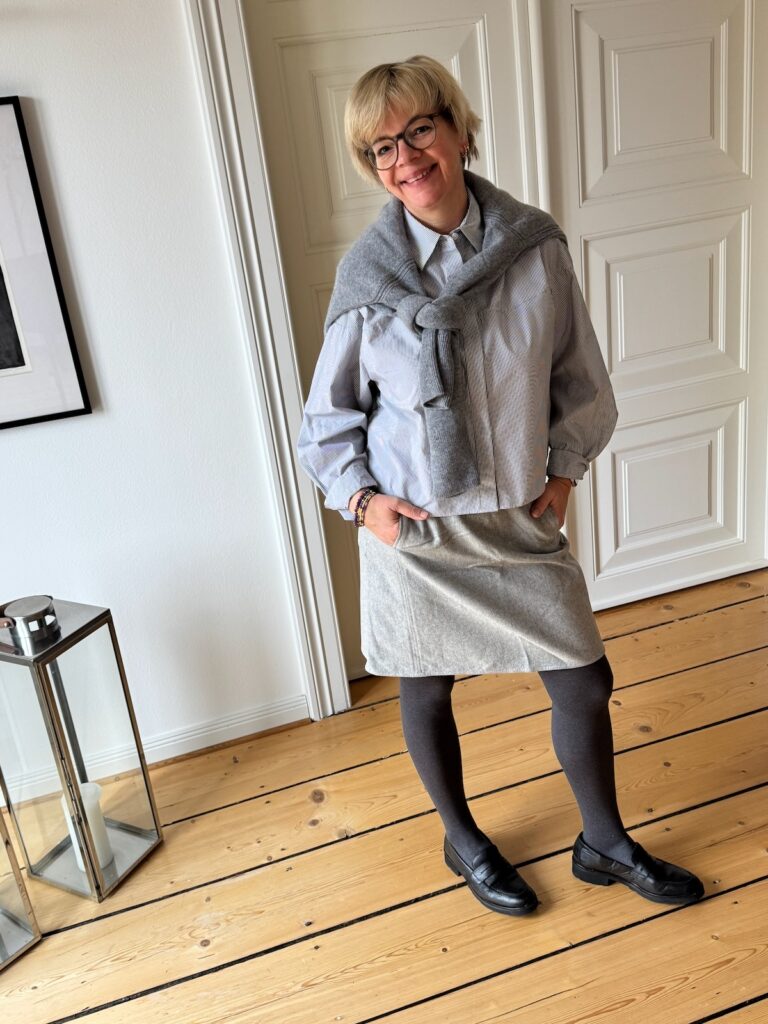 Outfitinspirationen 11/26-Übergang-lifewithaglow-Rock in hellgrau Wollstoff-Bluse grau weiß gestreift-Cashmere Pulli in Grau Outfitinspirationen 11/26-Übergang-lifewithaglow-Rock in hellgrau Wollstoff-Bluse grau weiß gestreift-Cashmere Pulli in Grau