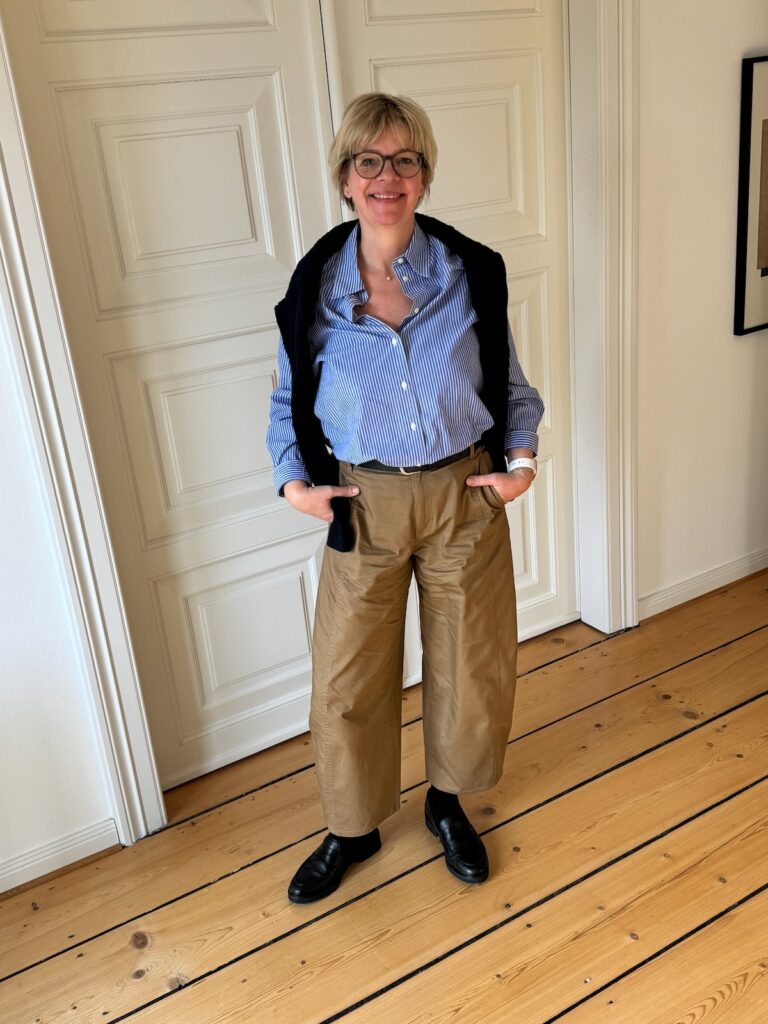 Outfitinspirationen 11/26-Übergang-lifewithaglow-Barrelhose- Bluse blau weiß gestreift- Pullover mit Zopfmuster-Loafer schwarz Outfitinspirationen 11/26-Übergang-lifewithaglow-Barrelhose- Bluse blau weiß gestreift- Pullover mit Zopfmuster-Loafer schwarz