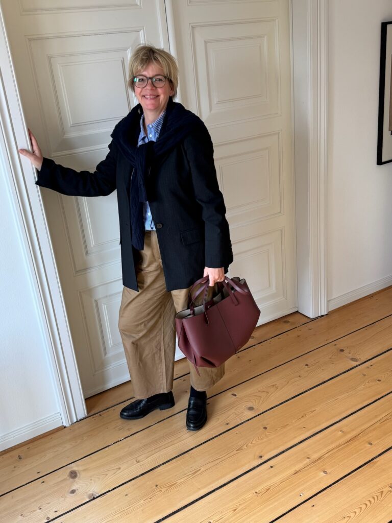 Outfitinspirationen 11/26-Übergang-lifewithaglow-Barrelhose- Bluse blau weiß gestreift- Pullover mit Zopfmuster-Loafer schwarz-Nadelstreifen Blazer Outfitinspirationen 11/26-Übergang-lifewithaglow-Barrelhose- Bluse blau weiß gestreift- Pullover mit Zopfmuster-Loafer schwarz-Nadelstreifen Blazer