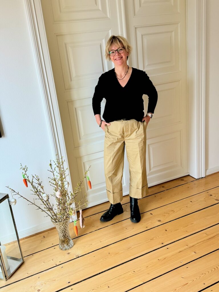 Outfitinspirationen 13. Wo 2026-lifewithaglow-beige Hose mit Umschlägen-schwarzer Pulli Merino-schwarze Loafer-Schmuck Pera Schmuckmanufaktur Outfitinspirationen 13. Wo 2026-lifewithaglow-beige Hose mit Umschlägen-schwarzer Pulli Merino-schwarze Loafer-Schmuck Pera Schmuckmanufaktur