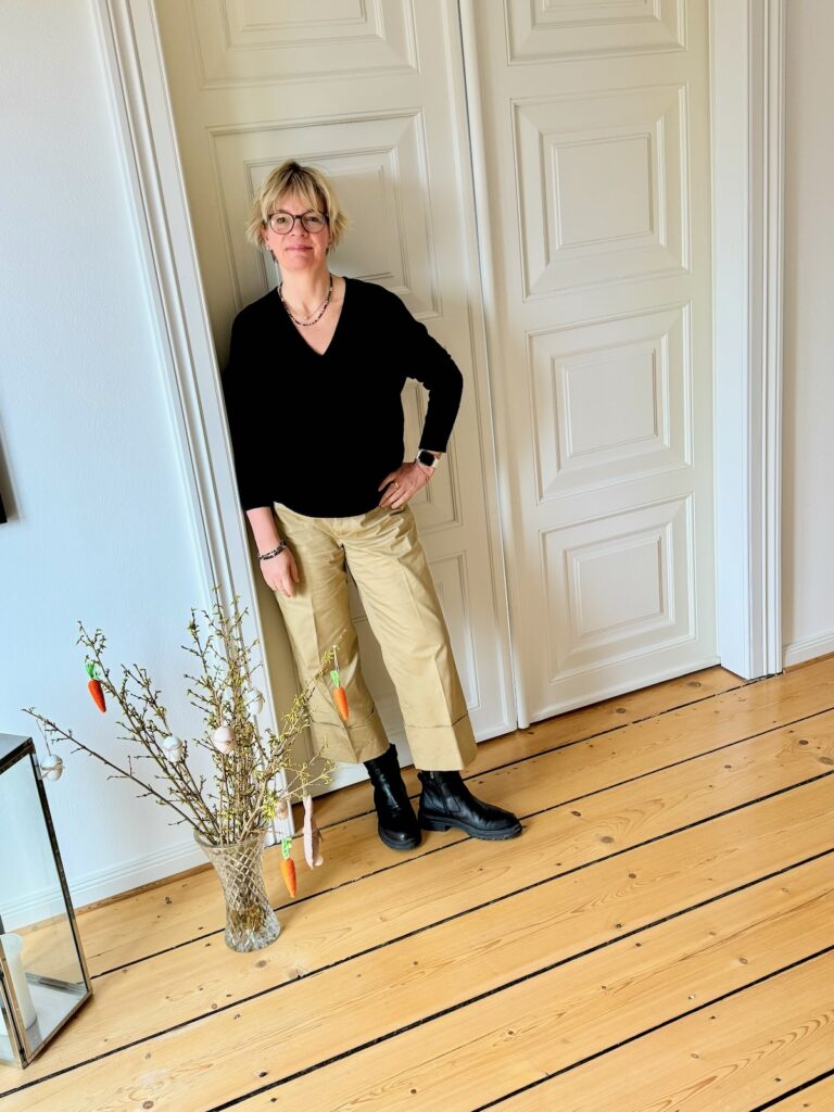 Outfitinspirationen 13. Wo 2026-lifewithaglow-beige Hose mit Umschlägen-schwarzer Pulli Merino-schwarze Loafer-Schmuck Pera Schmuckmanufaktur Outfitinspirationen 13. Wo 2026-lifewithaglow-beige Hose mit Umschlägen-schwarzer Pulli Merino-schwarze Loafer-Schmuck Pera Schmuckmanufaktur