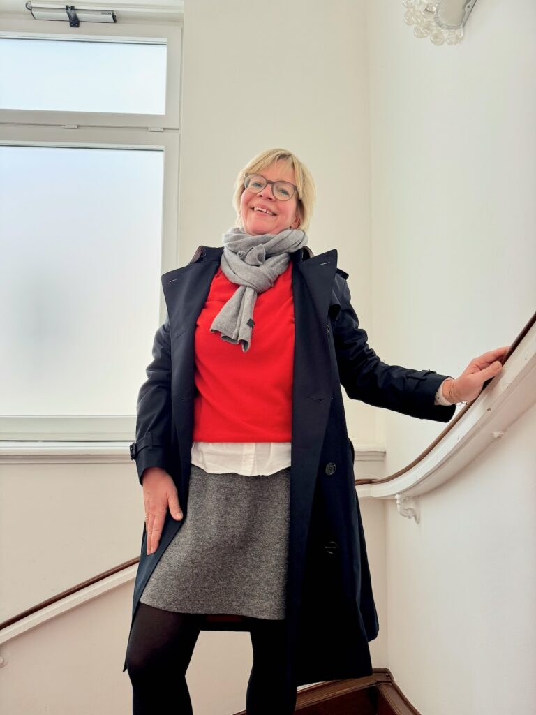 Outfitinspirationen 13. Wo 2026-lifewithaglow-Pfeffer und Salz Rock-weiße Bluse-oranger Pulli-blauer Trenchcoat-Schmuck Pera Schmuckmanufaktur Outfitinspirationen 13. Wo 2026-lifewithaglow-Pfeffer und Salz Rock-weiße Bluse-oranger Pulli--Trenchcoat dunkelblau-Schmuck Pera Schmuckmanufaktur