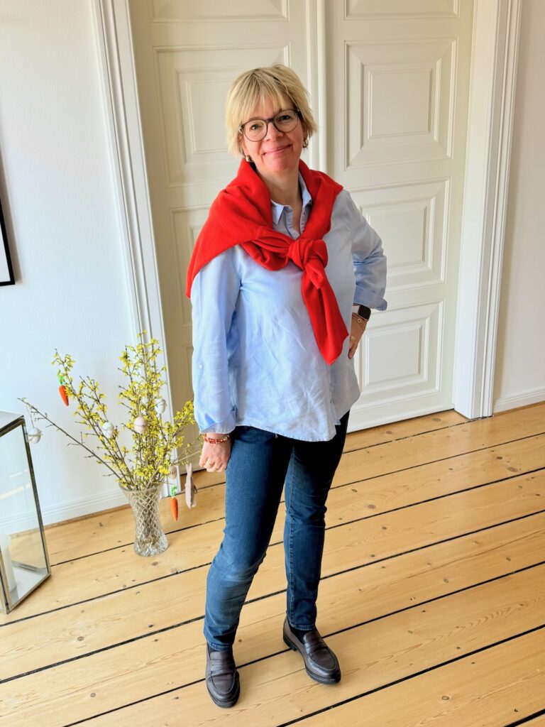 Outfitinspirationen 13. Wo 2026-lifewithaglow-Skinny Jeans-hellblaue Bluse-orangefarbener Pulli-Loafer- Outfitinspirationen 13. Wo 2026-lifewithaglow-Skinny Jeans-hellblaue Bluse-orangefarbener Pulli-Loafer-