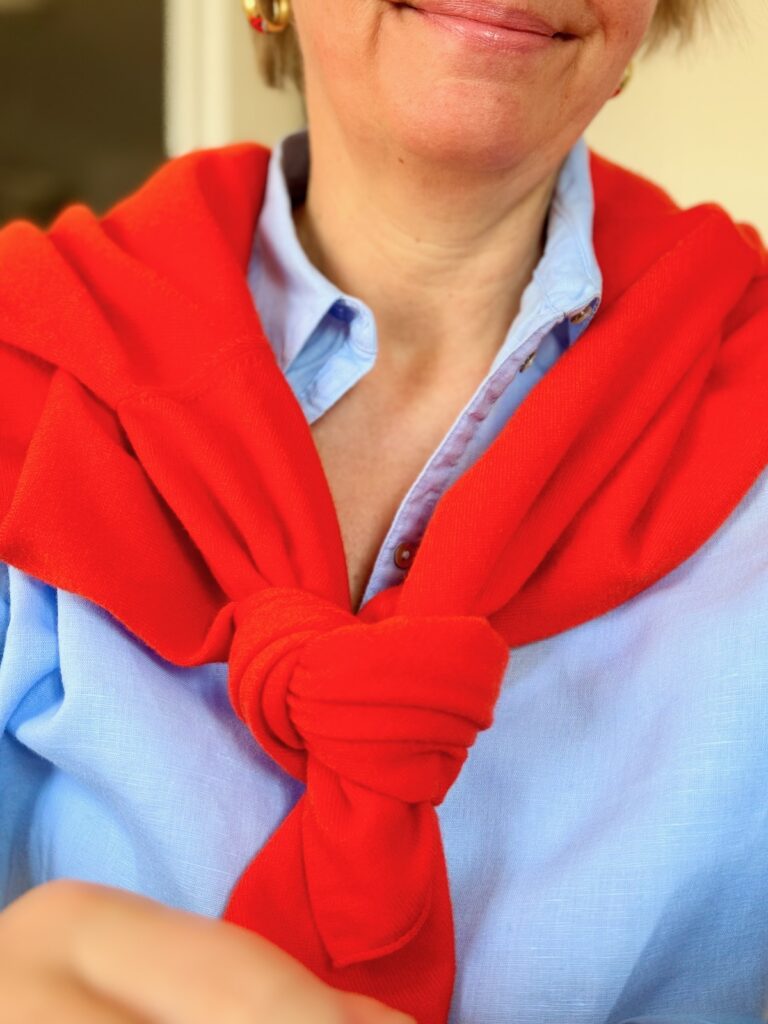 Outfitinspirationen 13. Wo 2026-lifewithaglow-Skinny Jeans-hellblaue Bluse-orangefarbener Pulli-Loafer- Outfitinspirationen 13. Wo 2026-lifewithaglow-Skinny Jeans-hellblaue Bluse-orangefarbener Pulli-Loafer-