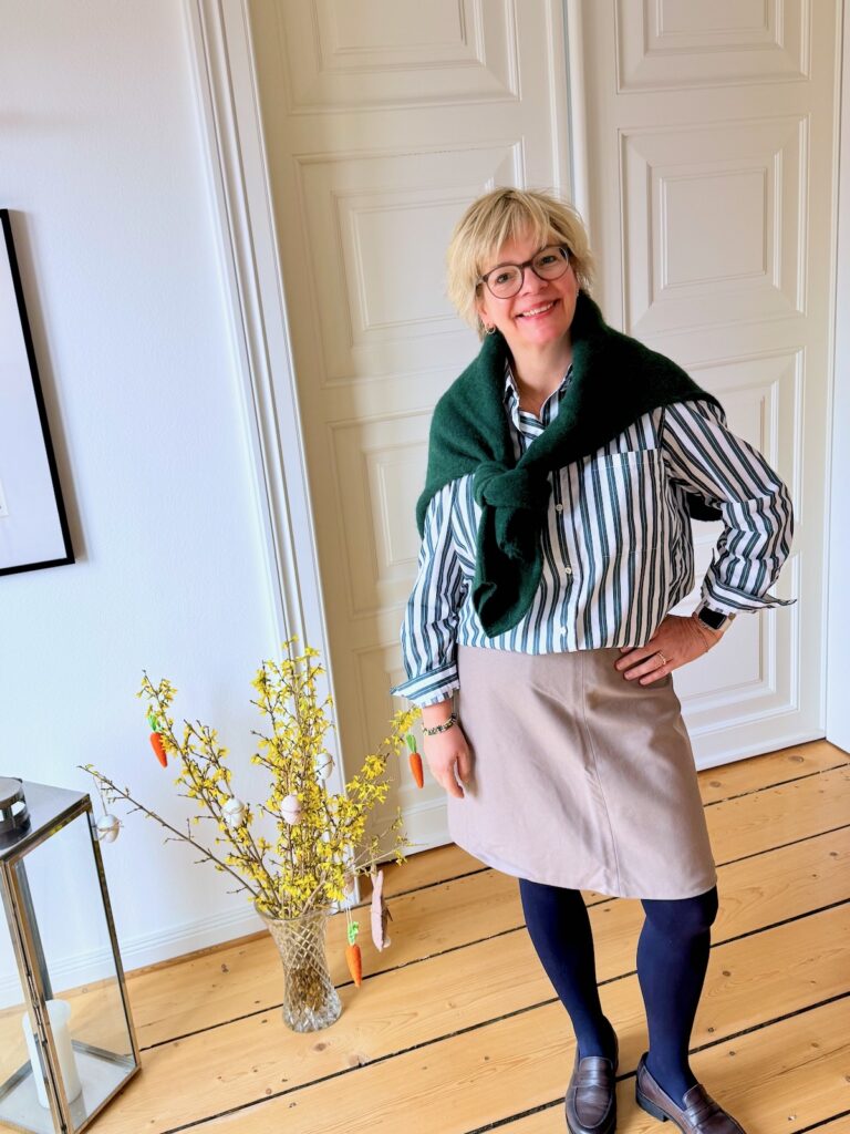 Outfitinspirationen 13. Wo 2026-lifewithaglow-Wollrock Taupe-Bluse grün weiß gestreift-Pulli dunkelgrün Outfitinspirationen 13. Wo 2026-lifewithaglow-Wollrock Taupe-Bluse grün weiß gestreift-Pulli dunkelgrün