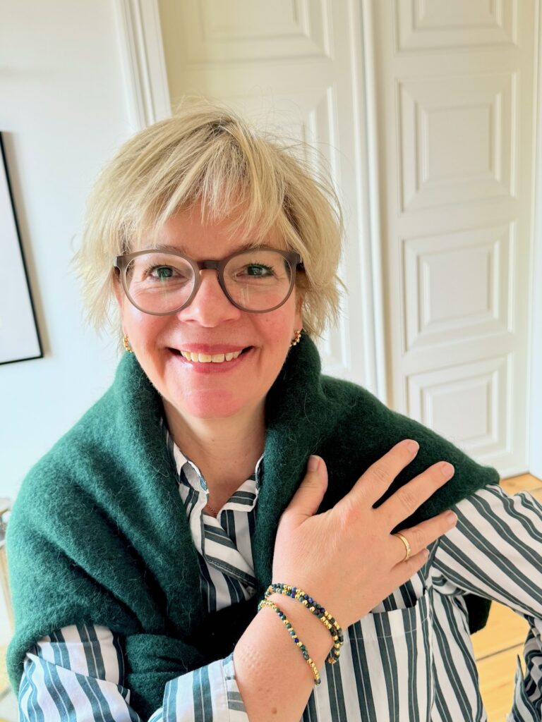 Outfitinspirationen 13. Wo 2026-lifewithaglow-Wollrock Taupe-Bluse grün weiß gestreift-Pulli dunkelgrün Outfitinspirationen 13. Wo 2026-lifewithaglow-Wollrock Taupe-Bluse grün weiß gestreift-Pulli dunkelgrün